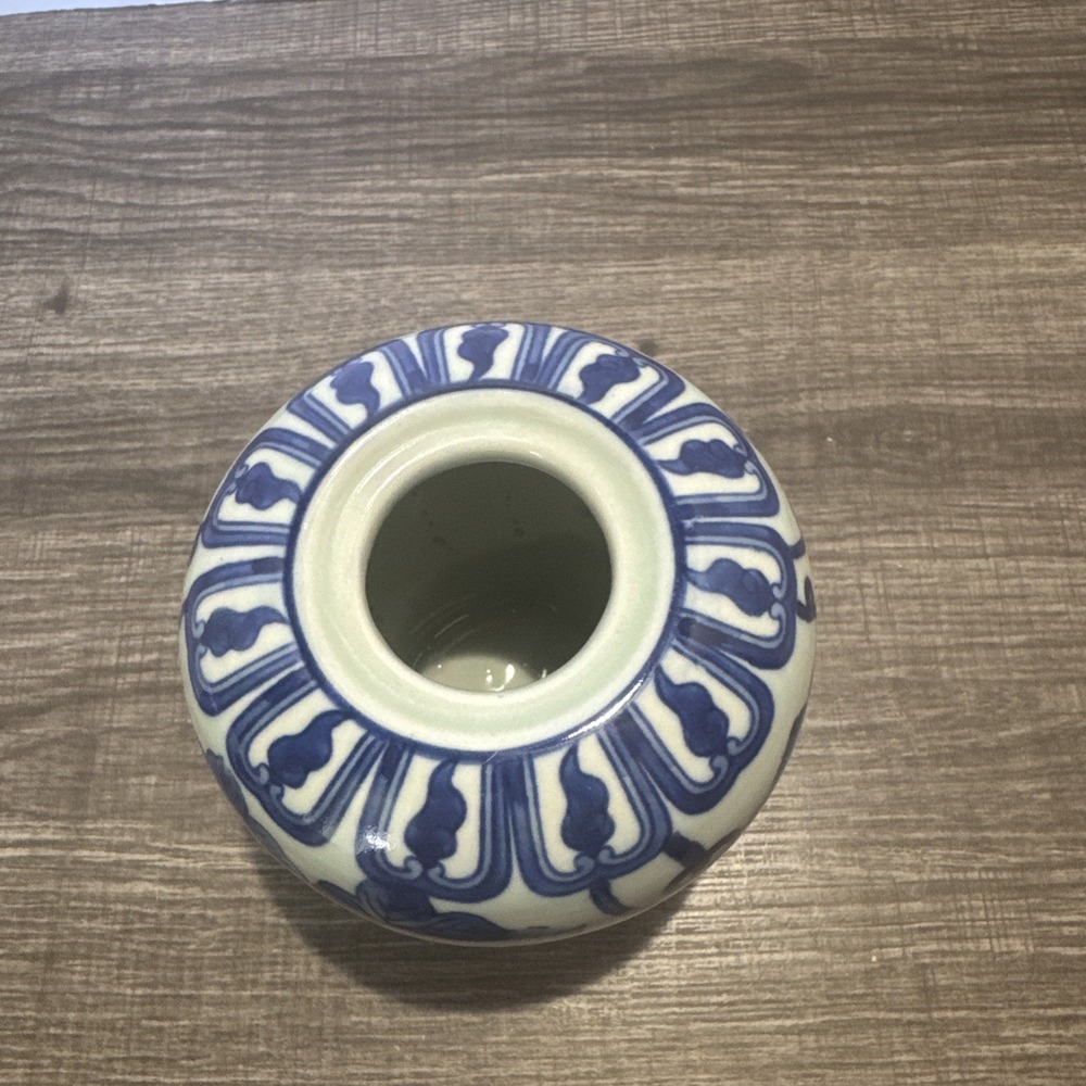 Chinese Blue & White Porcelain Grape Vine Ginger Jar/Vase Made in China - Picture 4 of 7